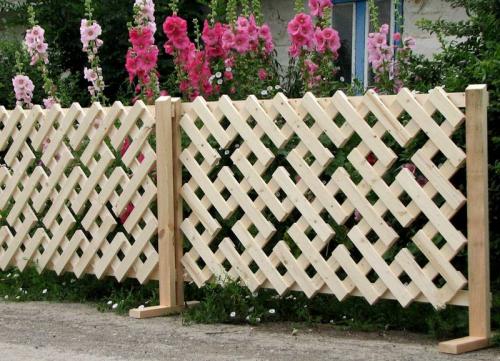 Оригинальные заборы. Установка деревянного забора на даче своими руками: фото конструкций