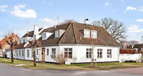 Яркие фасады домов. Цвета фасадов – выбор цветовых решений и правила гармоничного сочетания с дизайном дома 26