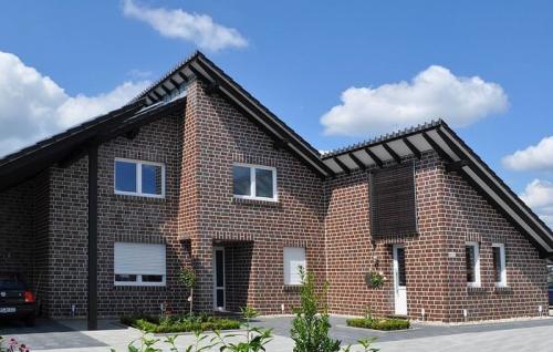 Цвет фасада дома с коричневой крышей. Сочетания