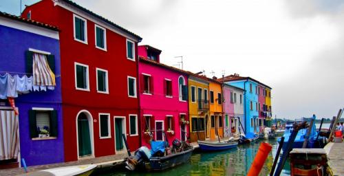 Яркие фасады домов. Цвета фасадов – выбор цветовых решений и правила гармоничного сочетания с дизайном дома