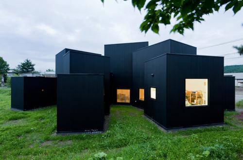 Цвет фасада дома с коричневой крышей. Сочетания