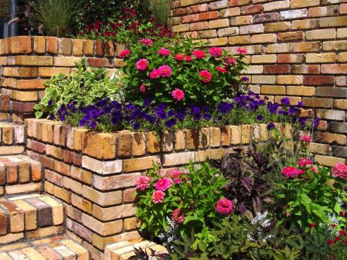 Клумбы своими руками из кирпича. Клумбы из кирпича —, как красиво сложить своими руками? 115 фото и советы дизайнеров