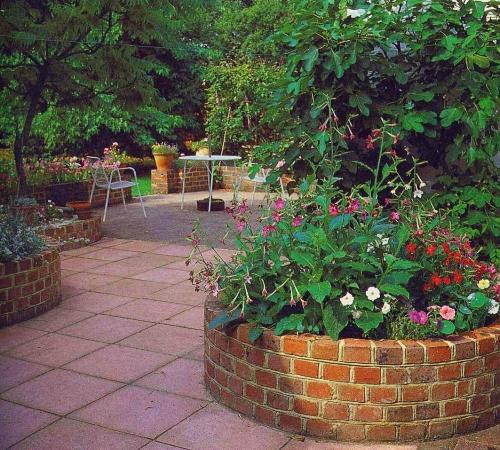 Клумбы из кирпича - красивое решение. Как сделать клумбу из кирпичей: выбор места для клумбы