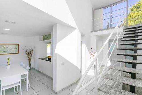 Как построить на даче второй этаж. Переобустройство комнаты на втором этаже в дачном доме 07