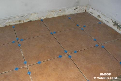 Пол в деревянном доме из плитки.  Можно ли укладывать плитку на деревянный пол в ванной?