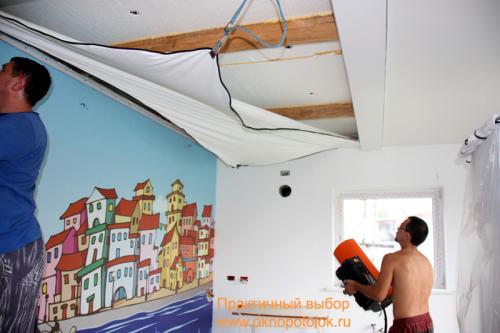 Обход балки натяжным потолком