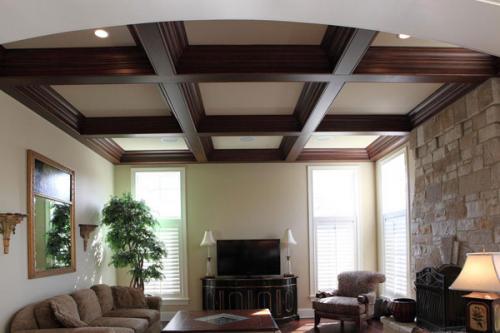 Натяжной потолок с балками. Натяжной потолок с декоративными балками