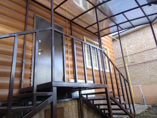 Крыльцо из металла в дом. Металл: плюсы и минусы 02 Крыльцо из металла в дом. Металл: плюсы и минусы 02