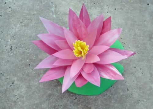 Цветы из пластиковых бутылок для сада. Лотос
