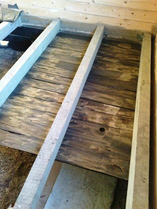 Под деревянным полом земля. Проблема: сырость под полом деревянного дома