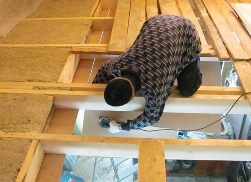 Перекрытие второго этажа по деревянным балкам. Устройство балок