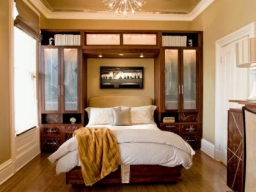 Проход между стеной и кроватью.  Спальня 07