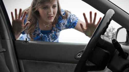 Заклинило замок двери в машине. Все способы открытия двери машины без ключа