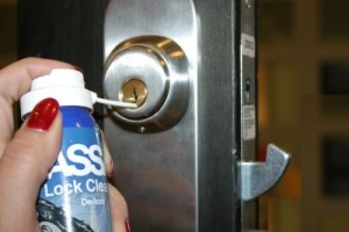 Не открывается дверь изнутри квартиры. Что делать, если не поворачивается ключ в замке?