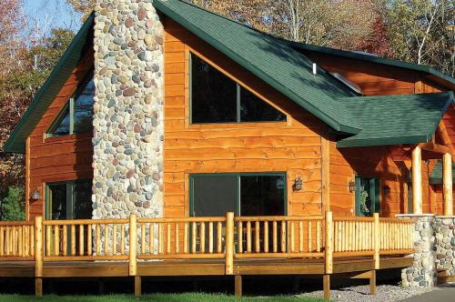 Цвет фасада дома с вишневой крышей. Основные рекомендации