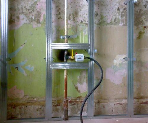 Газовый шланг под плинтус. Почему нельзя прятать газовый шланг под штукатуркой и плиткой на кухне