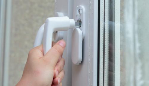 Не работает ручка пластиковой двери. Причины неполадок в работе пластиковых дверей, что делать если полотно заклинило, как этого избежать