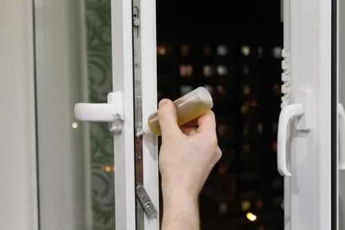 Не работает ручка пластиковой двери. Причины неполадок в работе пластиковых дверей, что делать если полотно заклинило, как этого избежать