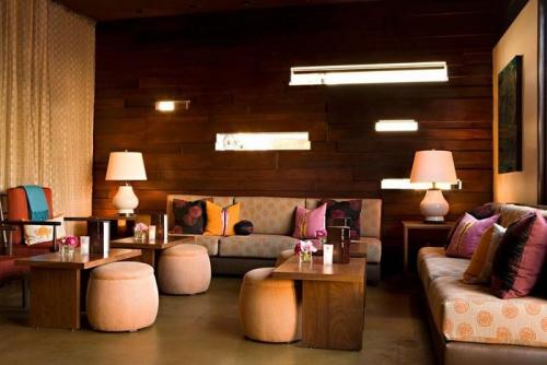 20 темных гостиных в современном стиле 09