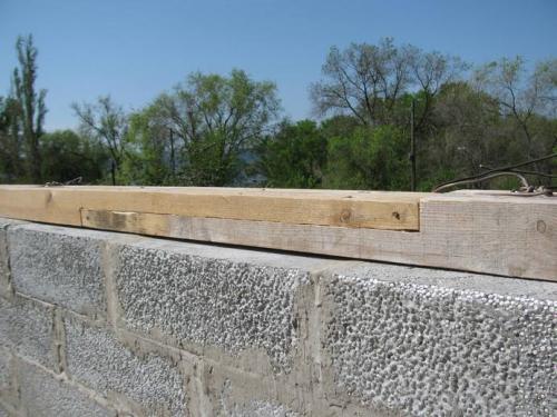 Крепление мауэрлата к кирпичной стене. Как крепить мауэрлат к кирпичной стене, мурлаты крепления крыши