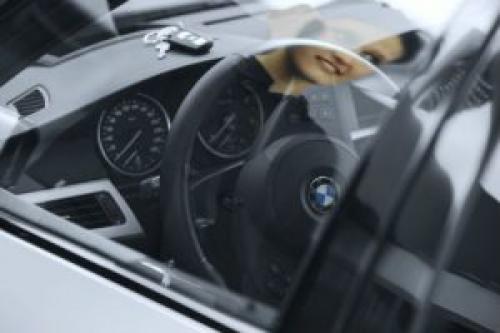 Что делать если дверь захлопнулась, а ключи внутри. Как открыть машину, если ключ внутри