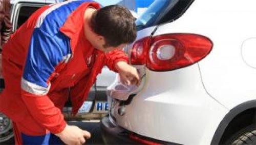 Что делать если дверь захлопнулась, а ключи внутри. Как открыть машину, если ключ внутри