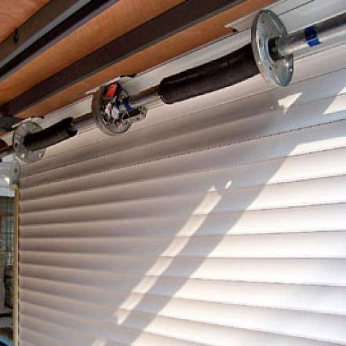 Жалюзийные гаражные ворота. Ворота жалюзийные подъемно-сматывающиеся: особенности и преимущества