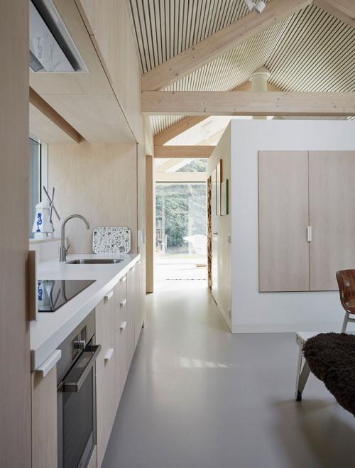 Дом со стеклянными стенами посреди леса 07