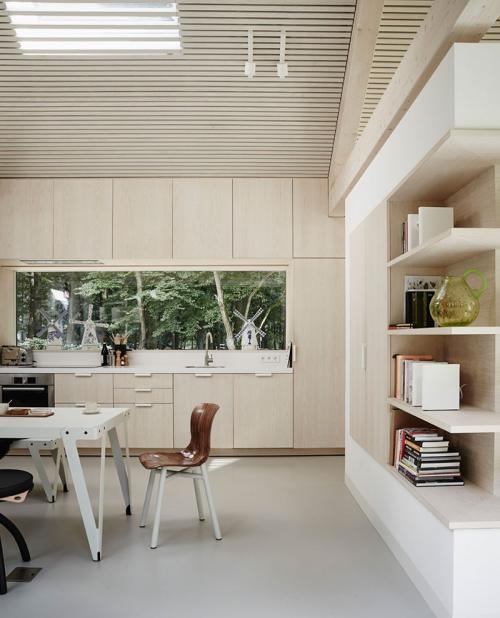 Дом со стеклянными стенами посреди леса 02