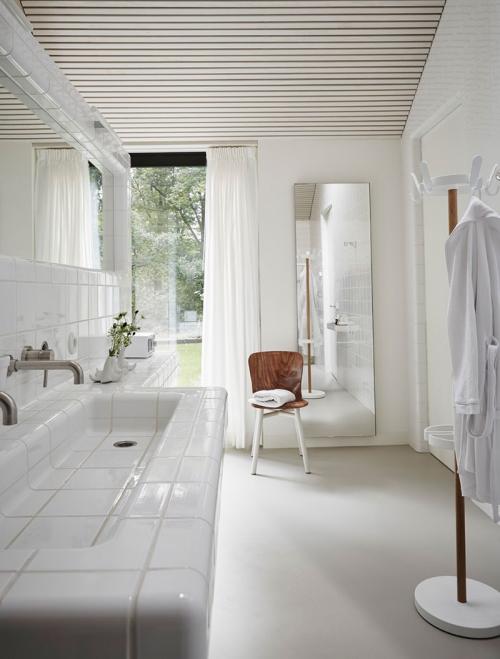 Дом со стеклянными стенами посреди леса 05