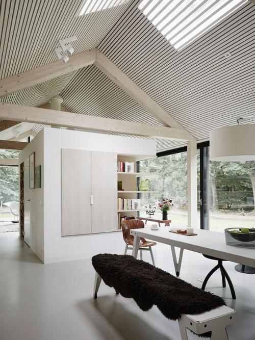 Дом со стеклянными стенами посреди леса 01