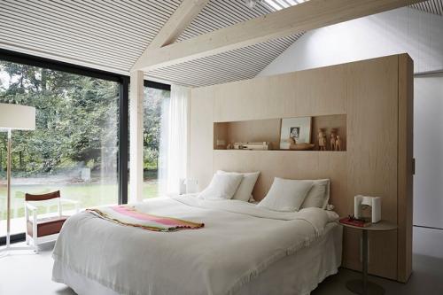 Дом со стеклянными стенами посреди леса 04