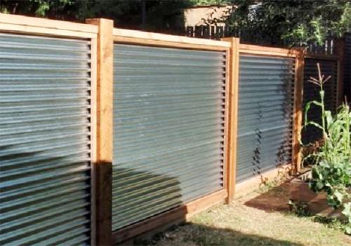 Как правильно стыковать профнастил на заборе. Как правильно крепить профнастил на забор