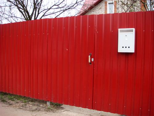 Как правильно стыковать профнастил на заборе. Как правильно крепить профнастил на забор