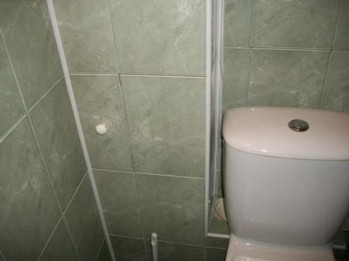 Как красиво закрыть трубы в туалете? 02