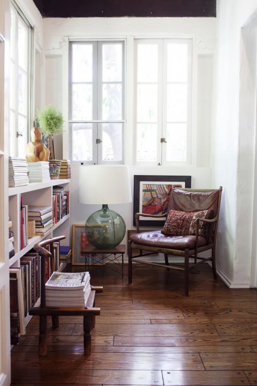 Больше света: 15 уютных уголков с окнами 09