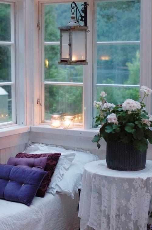 Больше света: 15 уютных уголков с окнами 06