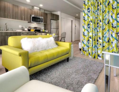 20 ярких современных гостиных 20