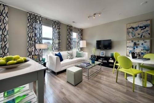 20 ярких современных гостиных 13