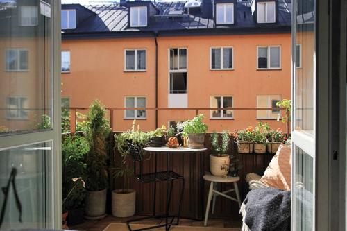 Небольшая квартира с зеленой гостиной 06