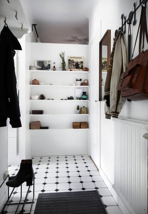 Небольшая квартира с зеленой гостиной 12