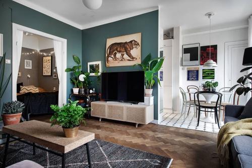 Небольшая квартира с зеленой гостиной 08