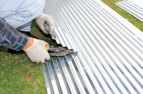 Как правильно крепить профлист с21. Правила резки профнастила