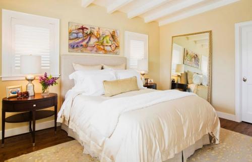 Напольные зеркала в интерьере 03