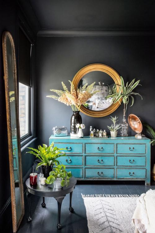 Черные стены и английский стиль — отличное сочетание! 09