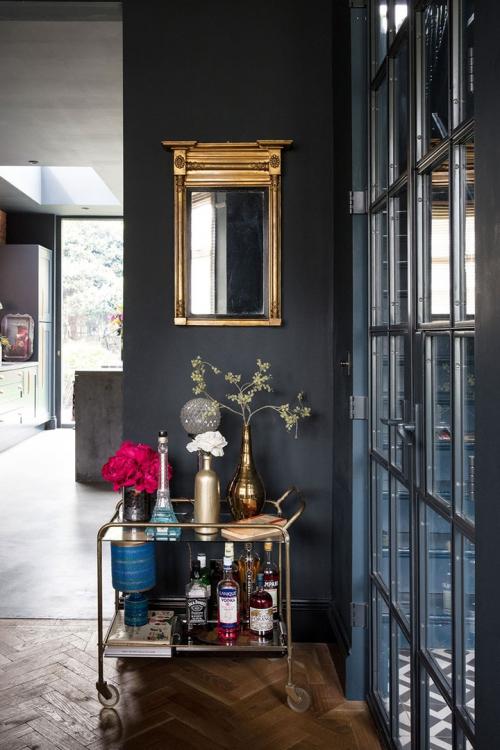 Черные стены и английский стиль — отличное сочетание! 05