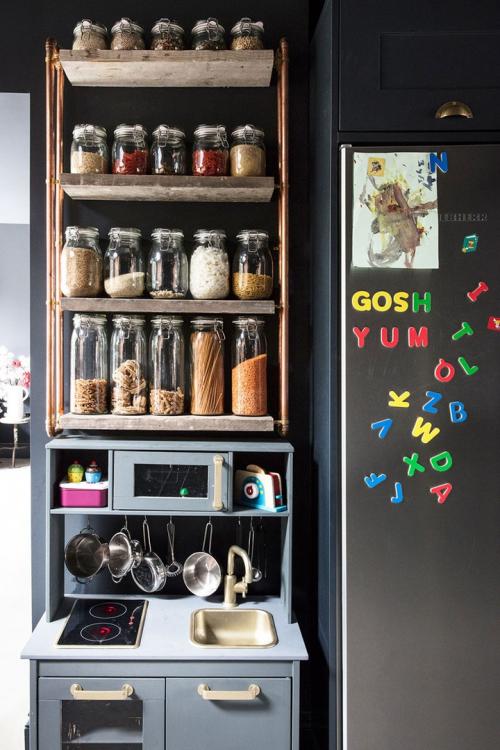 Черные стены и английский стиль — отличное сочетание! 11