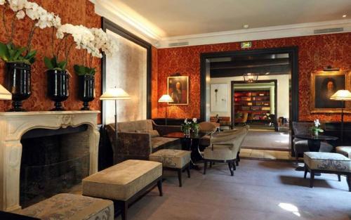 Интерьер отеля в старинном здании Парижа 01