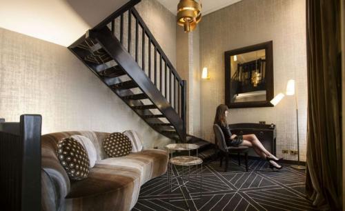 Интерьер отеля в старинном здании Парижа 07