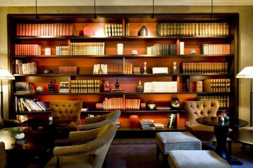 Интерьер отеля в старинном здании Парижа 02